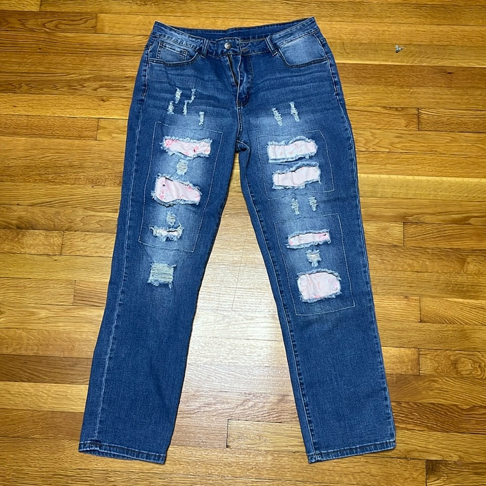 Distressed stretchy jeans with pink floral patches